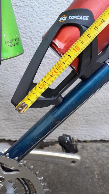 Measuring tape showing that the downtube bottle could be about 8 cm further up along the tube, which would allow the seat tube bottle to fit down behind it.