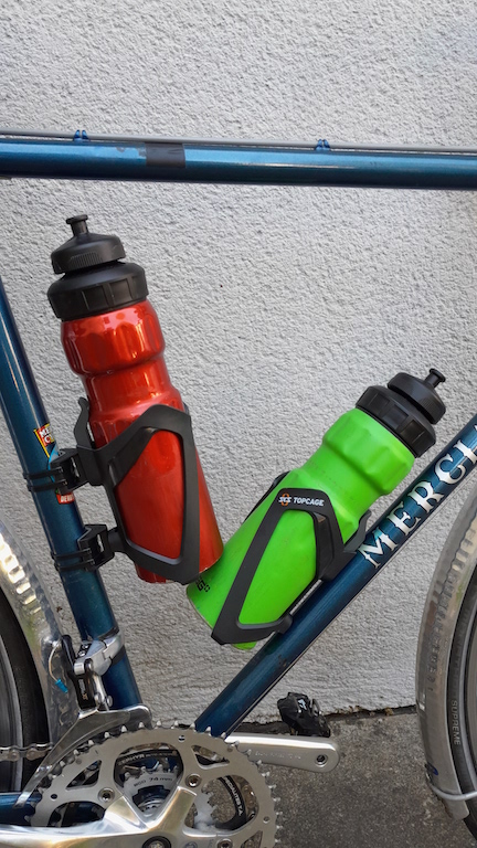 Side view of both bottle in the Topcages, showing how there isn’t enough space for the seat tube bottle to fit down behind the downtube bottle.